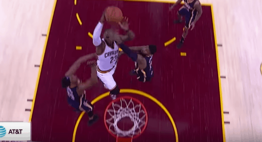 Paul George dunke sur LeBron, qui répond comme un roi