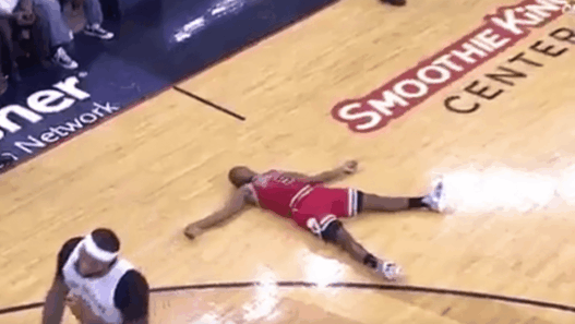 Le magnifique flop de Rajon Rondo sur DeMarcus Cousins