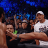 Rob Gronkowski se chauffe avec Jinder Mahal et lui balance son verre