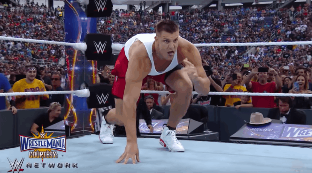 Rob Gronkowski arrive à WrestleMania et fait le ménage !