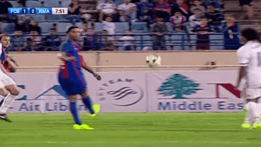 Ronaldinho claque trois passes décisives contre les légendes du Real Madrid