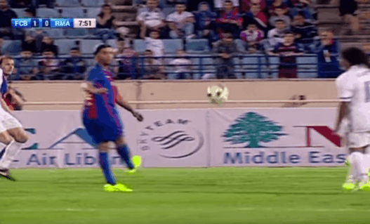 Ronaldinho claque trois passes décisives contre les légendes du Real Madrid