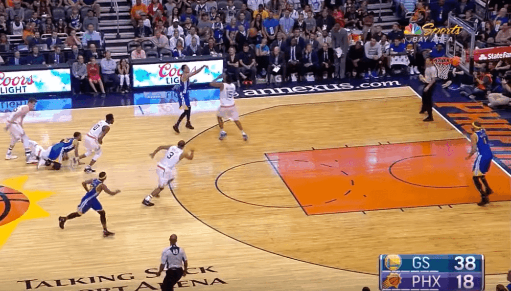 Shaun Livingston marque à trois points sans le vouloir