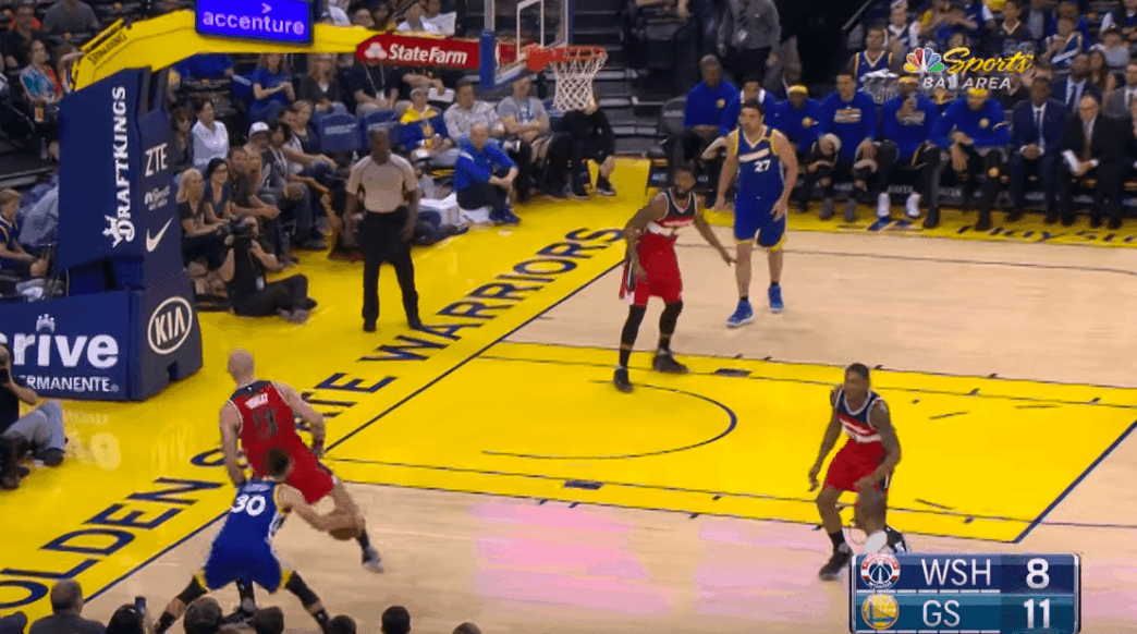 Stephen Curry fait la totale au pauvre Marcin Gortat
