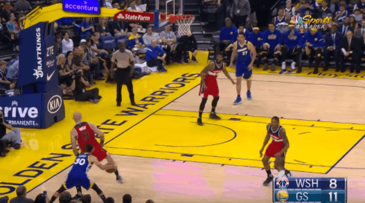 Stephen Curry fait la totale au pauvre Marcin Gortat