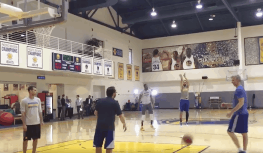 Stephen Curry et Kevin Durant font un concours a trois points