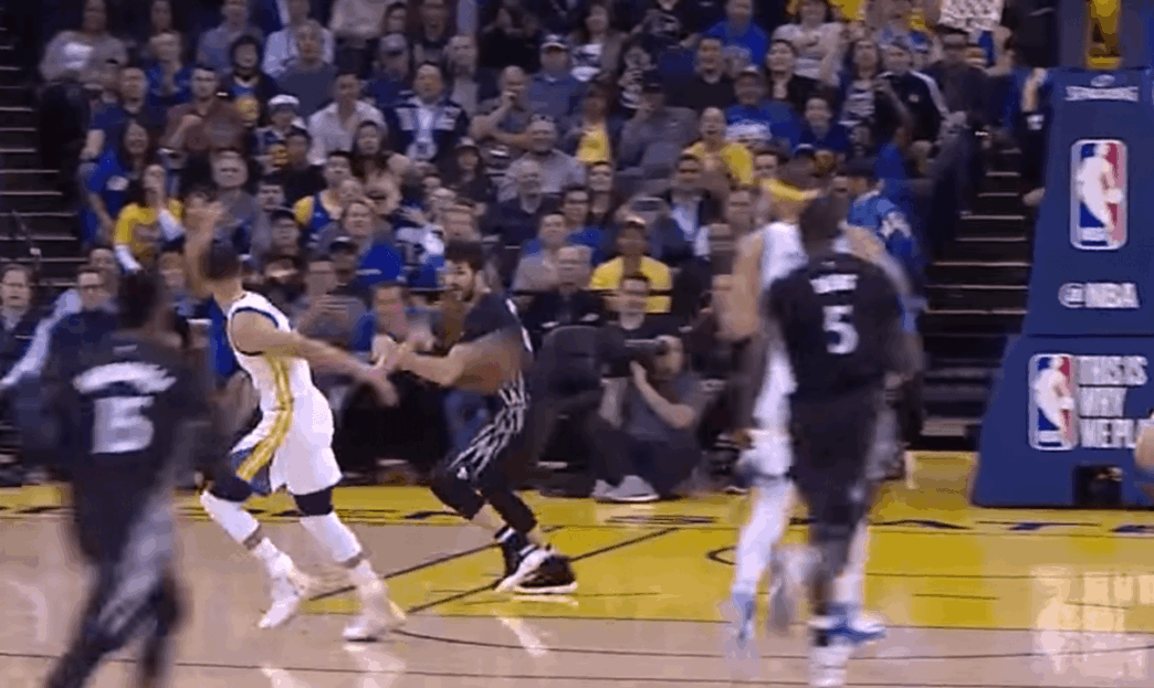 Stephen Curry et sa passe folle dans le dos pour Iguodala