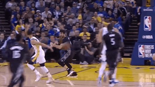Stephen Curry et sa passe folle dans le dos pour Iguodala
