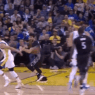 Stephen Curry et sa passe folle dans le dos pour Iguodala