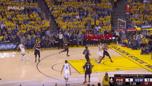 Stephen Curry réussit l’interception, tire à trois points et part avant le panier