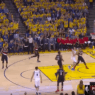 Stephen Curry réussit l’interception, tire à trois points et part avant le panier