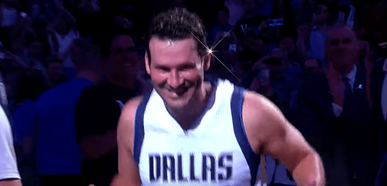 Tony Romo était bien avec les Mavericks hier soir et a failli entrer en jeu !