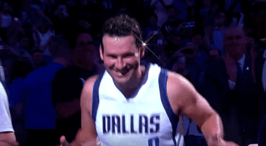Tony Romo était bien avec les Mavericks hier soir et a failli entrer en jeu !