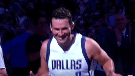 Tony Romo était bien avec les Mavericks hier soir et a failli entrer en jeu !