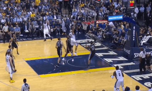 Le dunk de Vince Carter lors de la victoire des Grizzlies contre les Spurs