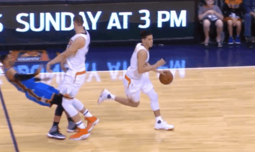 Westbrook se prend un tampon et Booker envoie à trois points