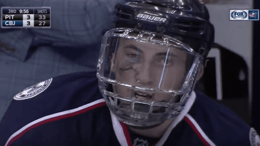 Zach Werenski se fait démonter par le palais et revient en jeu