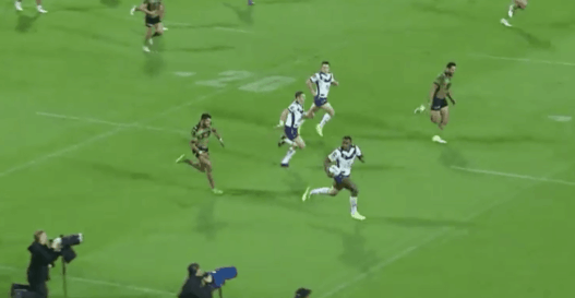 Le plaquage au bout de lui-même d’Alex Johnston sur Suliasi Vunivalu