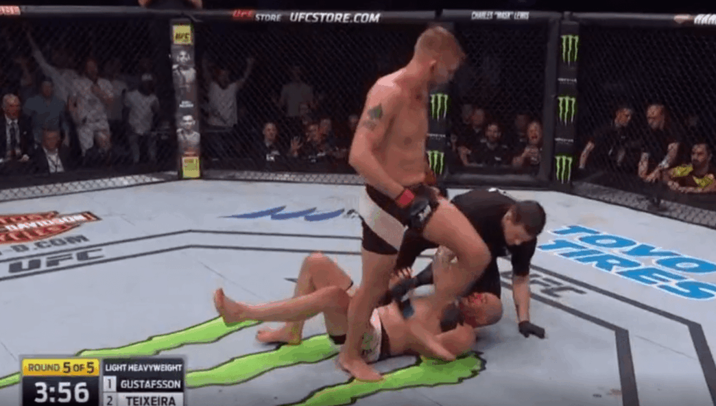 Alexander Gustafsson termine Glover Teixeira avec un combo dantesque