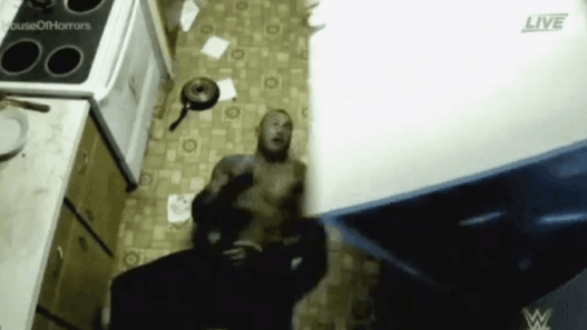 Bray Wyatt balance un réfrigérateur sur Randy Orton