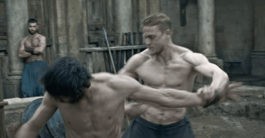 Charlie Hunnam raconte comme il a pris 13.6kg de muscles pour Arthur