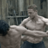 Charlie Hunnam raconte comme il a pris 13.6kg de muscles pour Arthur