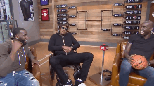 Doc Rivers offre un fauteuil roulant à Paul Pierce pour sa retraite