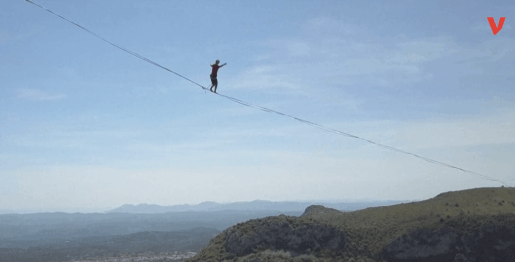 Friedrich Kühne bat le record de la plus longue traversée en Slackline