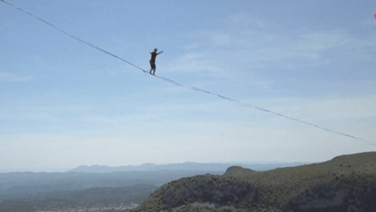 Friedrich Kühne bat le record de la plus longue traversée en Slackline