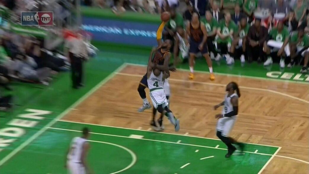 Isaiah Thomas a essayé de contrer LeBron James