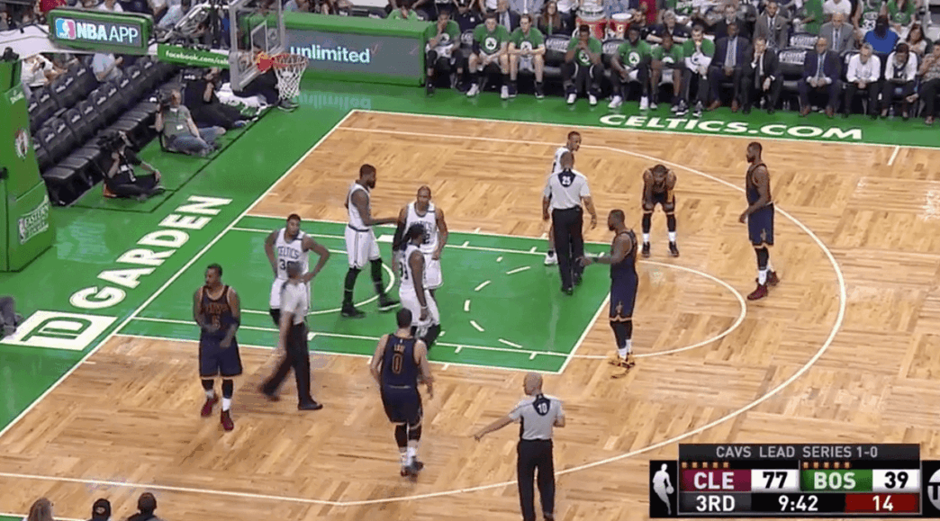 JR Smith passe le balai devant les fans des Boston Celtics