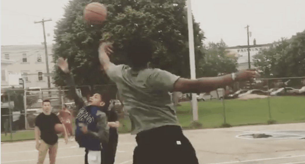 Joel Embiid apprend la vie à des gamins de Philadelphie