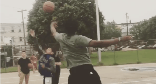 Joel Embiid apprend la vie à des gamins de Philadelphie