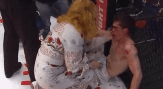 Il se fait mettre KO puis se fait frapper par sa mère