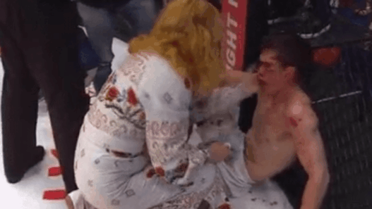 Il se fait mettre KO puis se fait frapper par sa mère