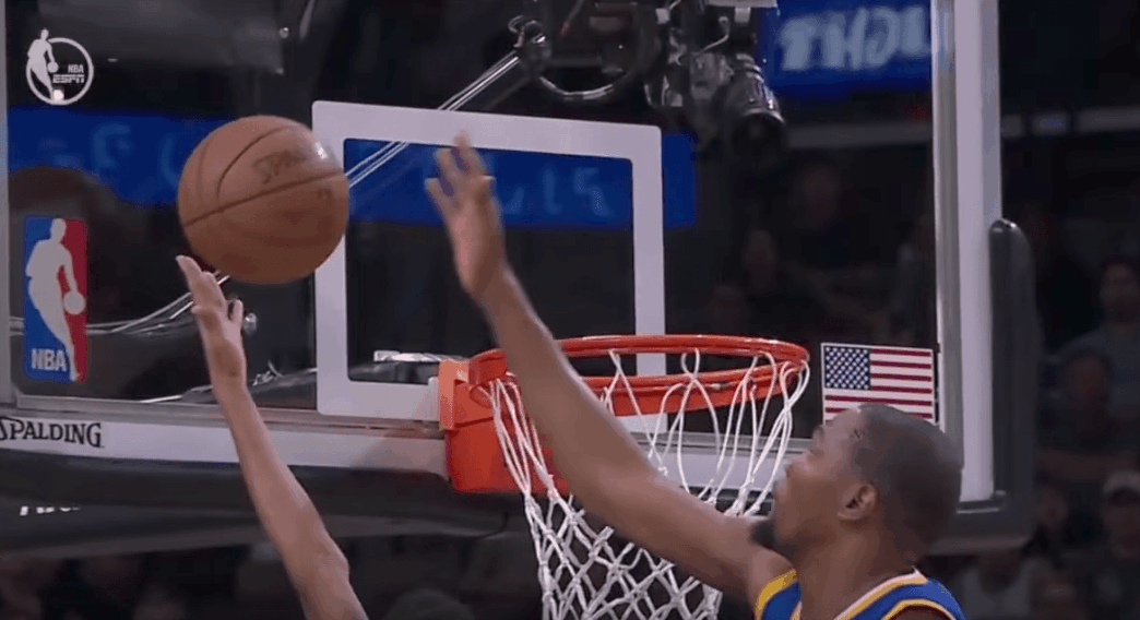 Kevin Durant a contré Dejounte Murray deux fois sur le même lay-up