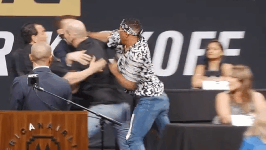 Kevin Lee et Michael Chiesa se bastonnent pendant la conf&eacute;rence de l&rsquo;UFC