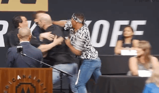 Kevin Lee et Michael Chiesa se bastonnent pendant la conférence de l’UFC