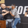 Kevin Lee et Michael Chiesa se bastonnent pendant la conférence de l’UFC