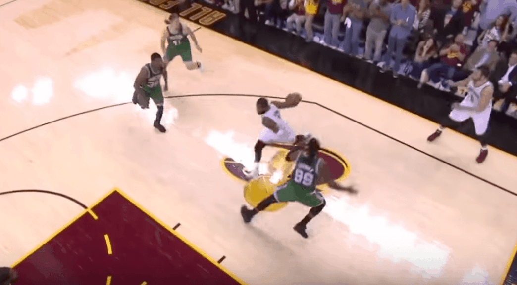 Kyrie Irving a fait la totale à Jae Crowder et à la défense des Celtics