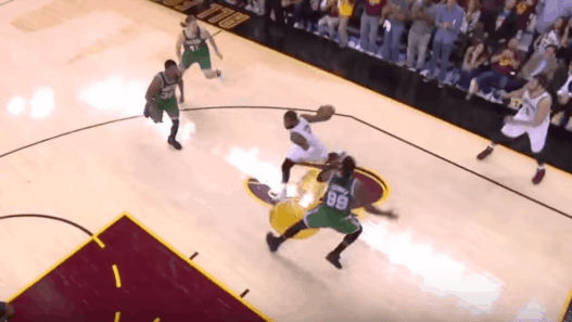 Kyrie Irving a fait la totale à Jae Crowder et à la défense des Celtics