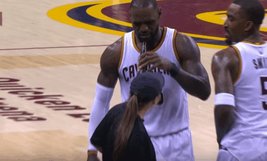 LeBron James se prend une petite bière contre les Raptors