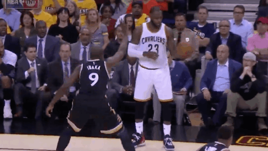 LeBron James joue avec Serge Ibaka puis claque le 3 points