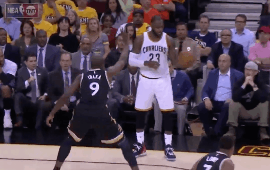 LeBron James joue avec Serge Ibaka puis claque le 3 points