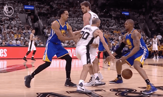 Manu Ginobili fait un petit pont magique à David West