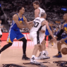 Manu Ginobili fait un petit pont magique à David West