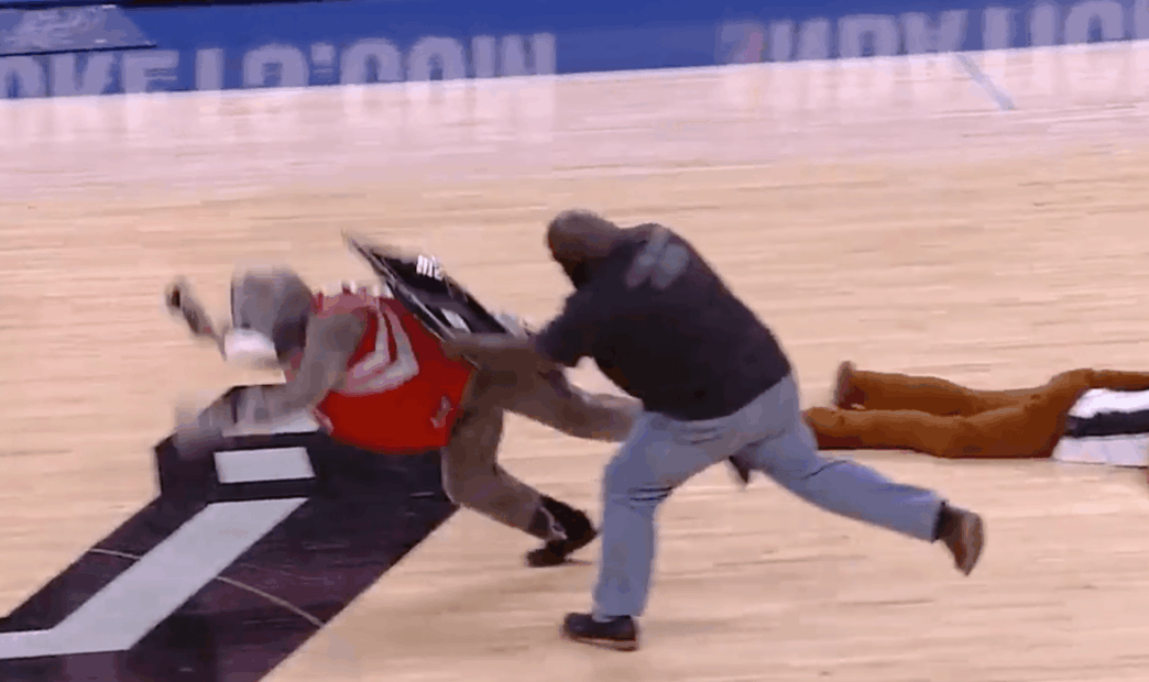 Mark Henry défonce la mascotte des Houston Rockets