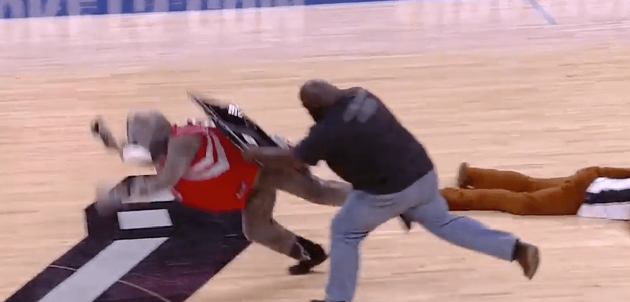 Mark Henry défonce la mascotte des Houston Rockets