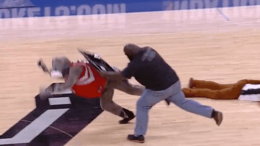 Mark Henry défonce la mascotte des Houston Rockets