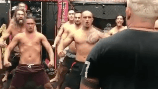 En plein training camp, Mark Hunt fait un haka avec Jason Momoa